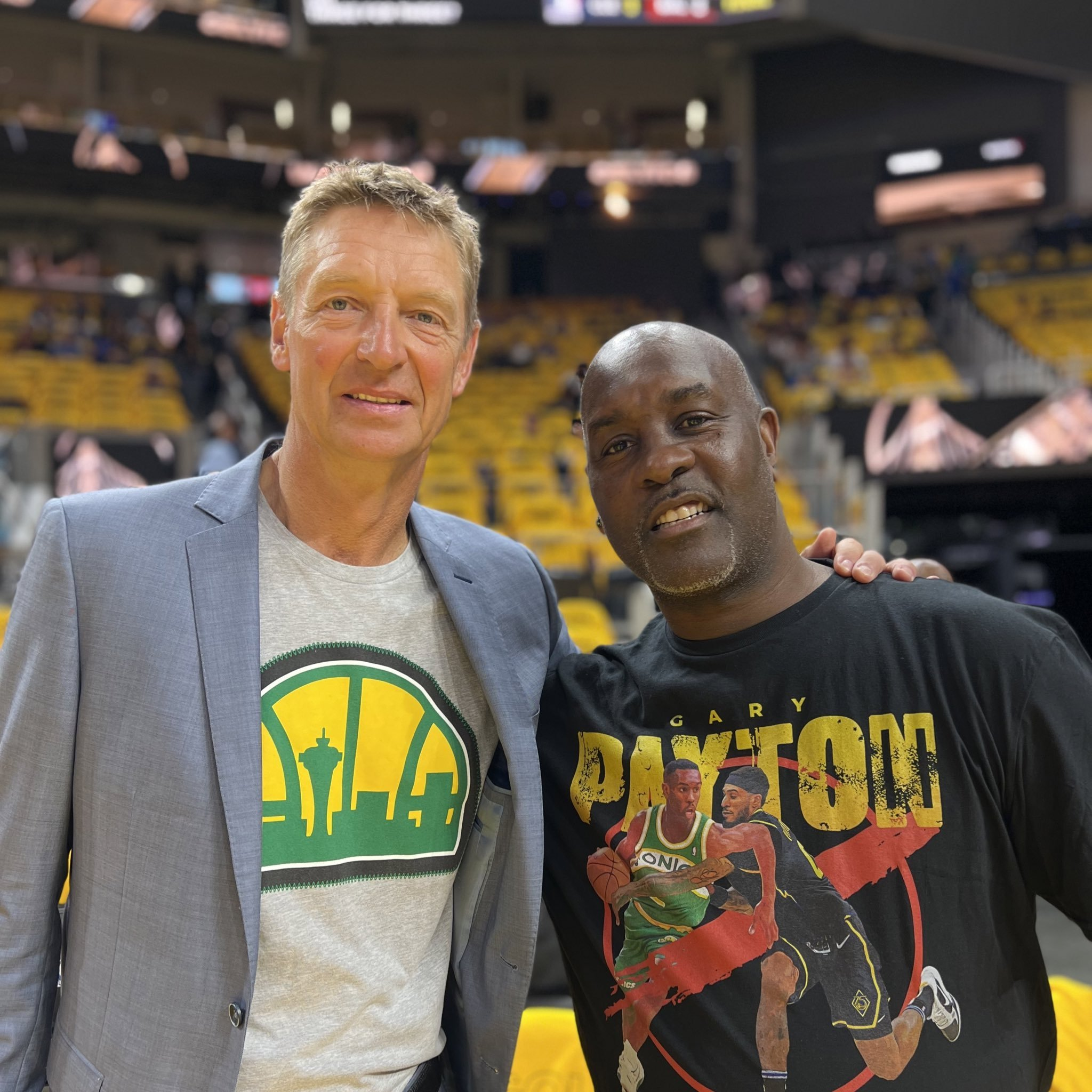 线上线下联 线上线下联